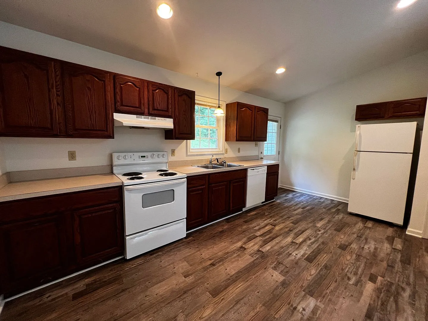 812 Early Street — Photo 2