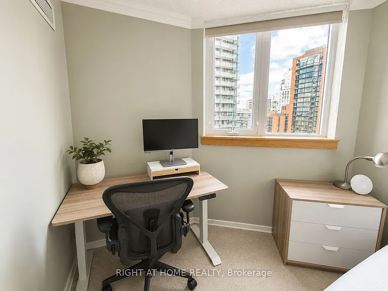 1055 Bay St #Penthouse 12 — Photo 15