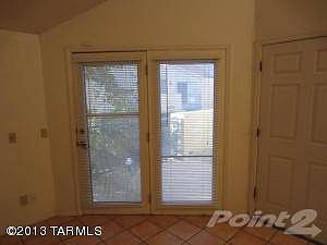 djouble doors leading into front balcony