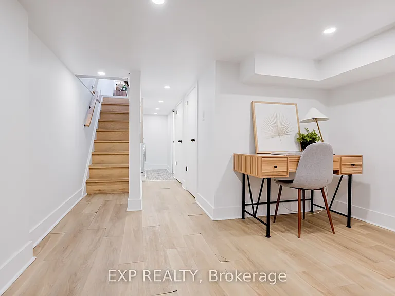 146 Hanson St — Photo 32