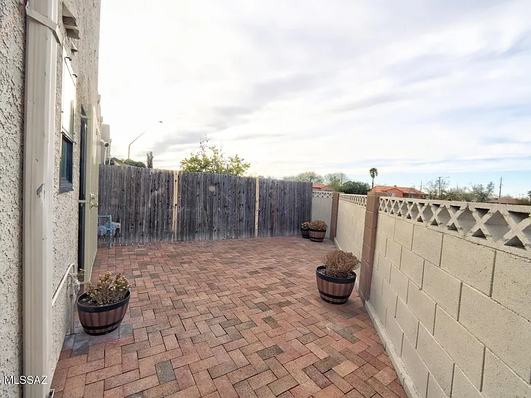 2190 N 1st Ave — Photo 23