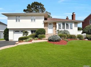 14 Stratford Rd, Plainview, NY 11803