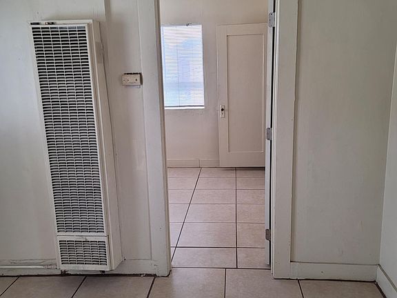 2nd image of 4015 1/2 S La Salle Ave