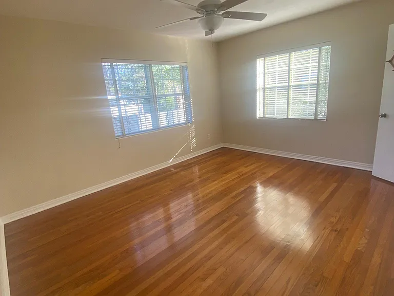 largest bedrm w/ closet