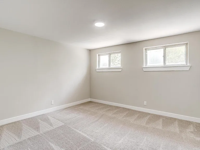 802 Sutton Ct — Photo 27