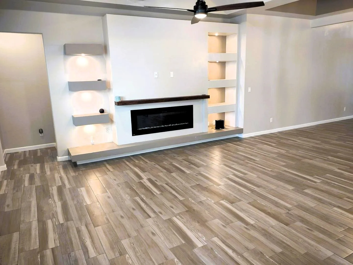 Immaculate Single Level Horizon Home With Refrigerated Air & Swimming Pool With Jacuzzi — Photo 2
