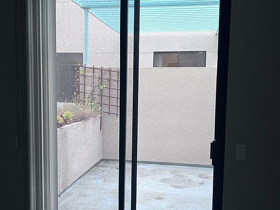 5th image of 278 S Oak Knoll Ave Unit 5