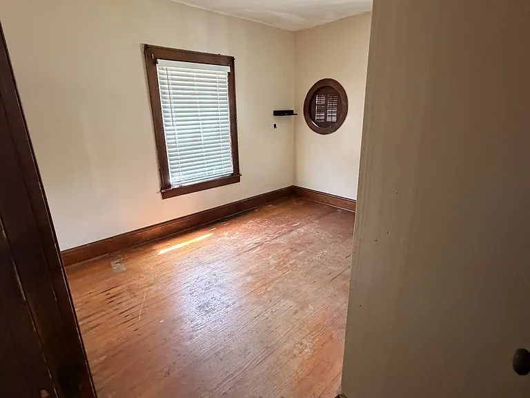 921 Myrtle St — Photo 8