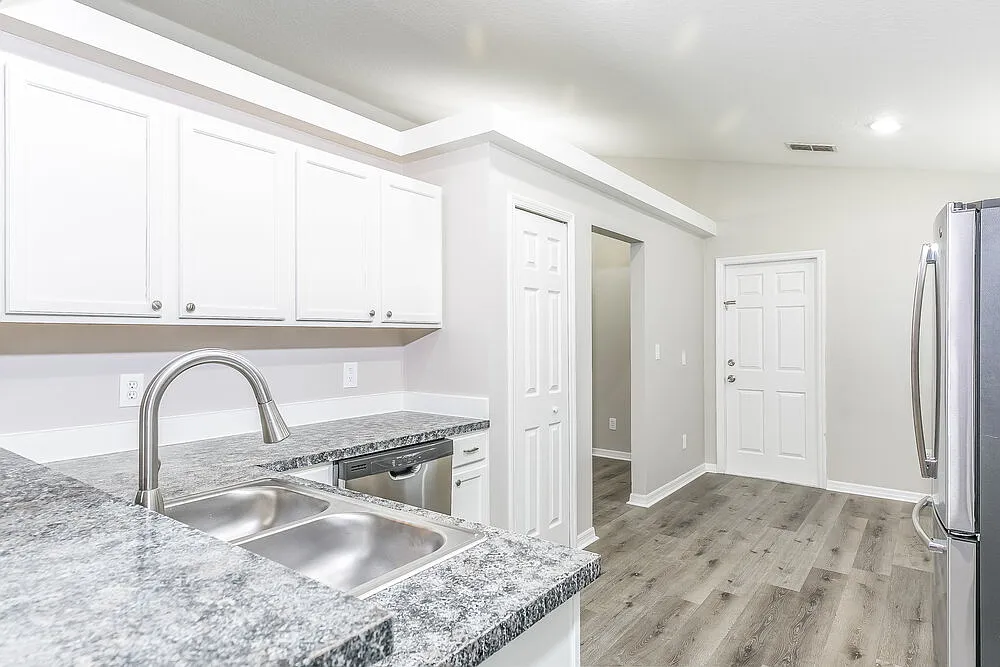 3 bed, 2.0 bath, 1694 sqft, $2,120 — Photo 4