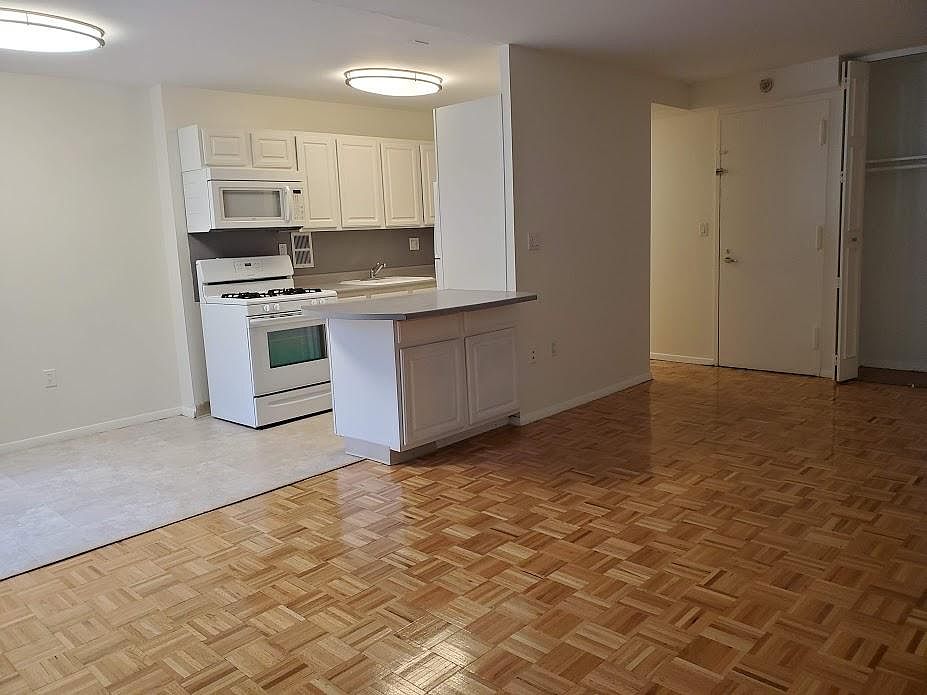 1st image of 61 Thatcher St #7