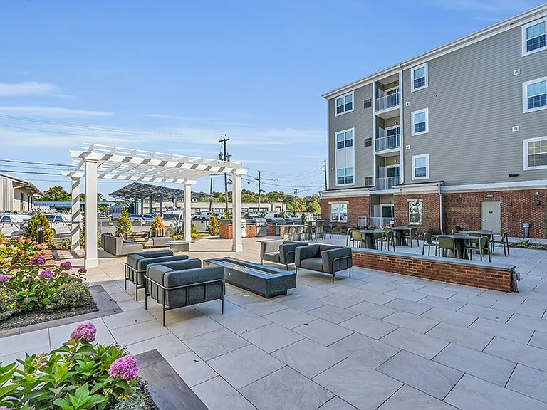 Summit Court Apartments — Photo 33