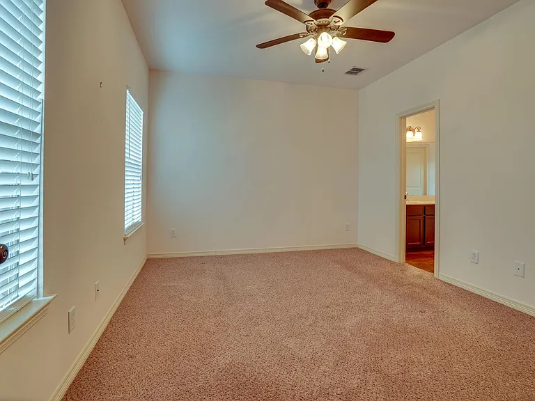 617 E Worth St — Photo 11