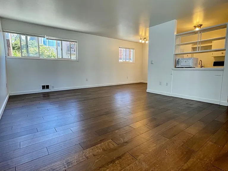 Bellevue Manor Apartments — Photo 6