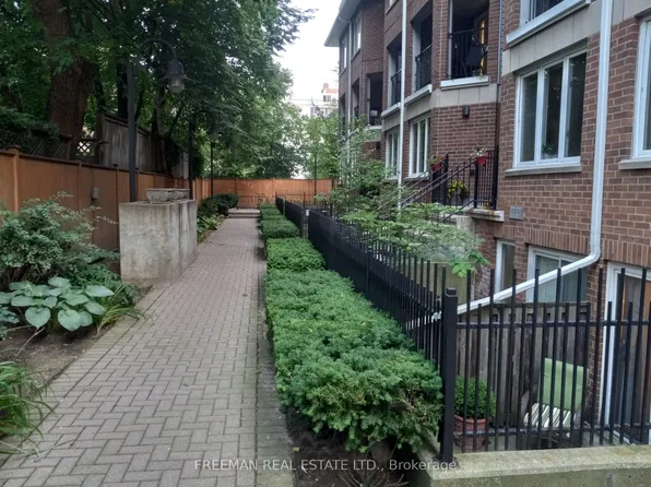 217 Saint George St #28, Toronto, ON M5R 3S7