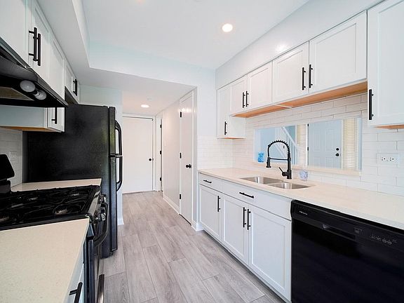 3rd image of 9356 Meadowview Dr