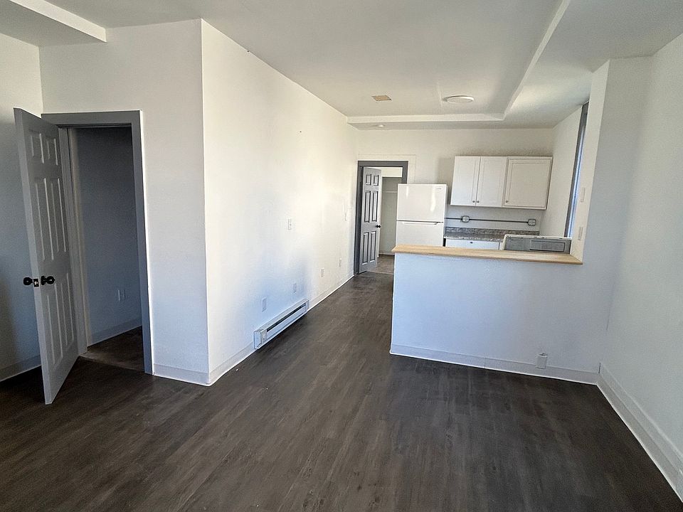 1st image of 409 Harding Way E