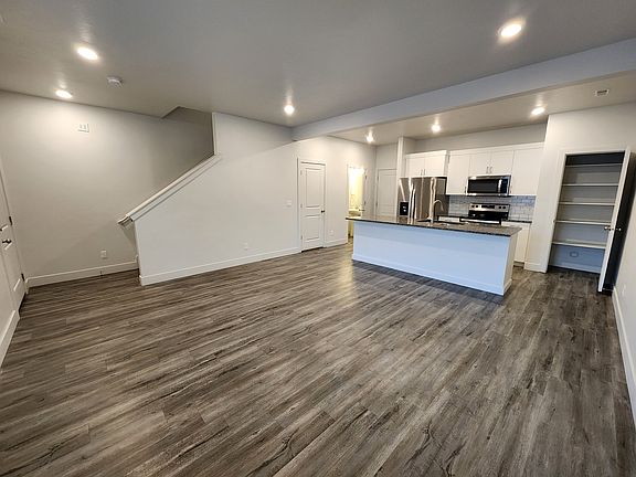 5th image of 202 S Emery Ln