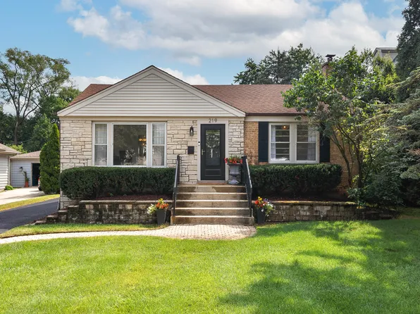219 Middaugh Rd, Clarendon Hills, IL 60514
