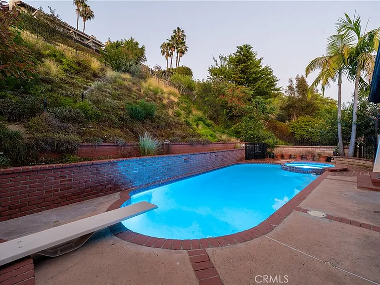 1350 E Tujunga Ave — Photo 44