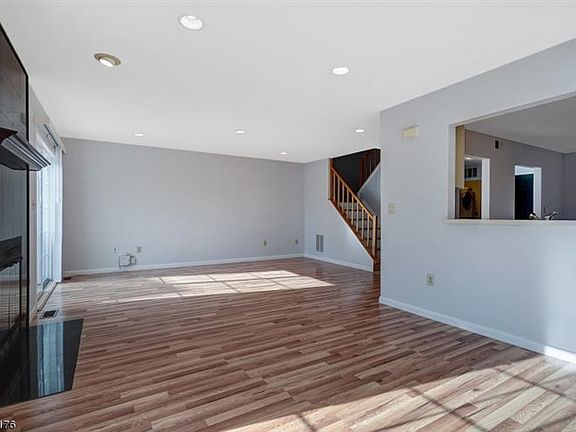 3rd image of 293 Araneo Dr
