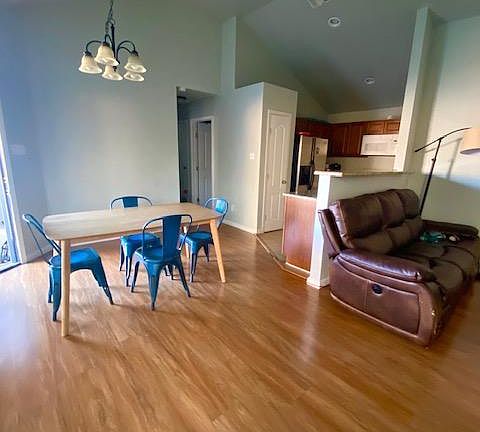 4th image of 909 Sugarberry Dr