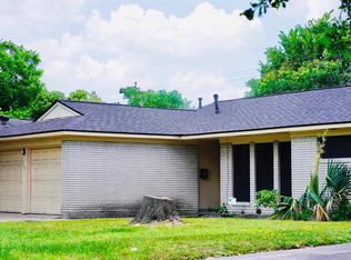 1350 Twin Falls Rd, Houston, TX 77088