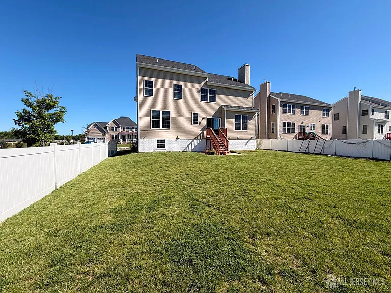 47 Thomas Dr — Photo 16