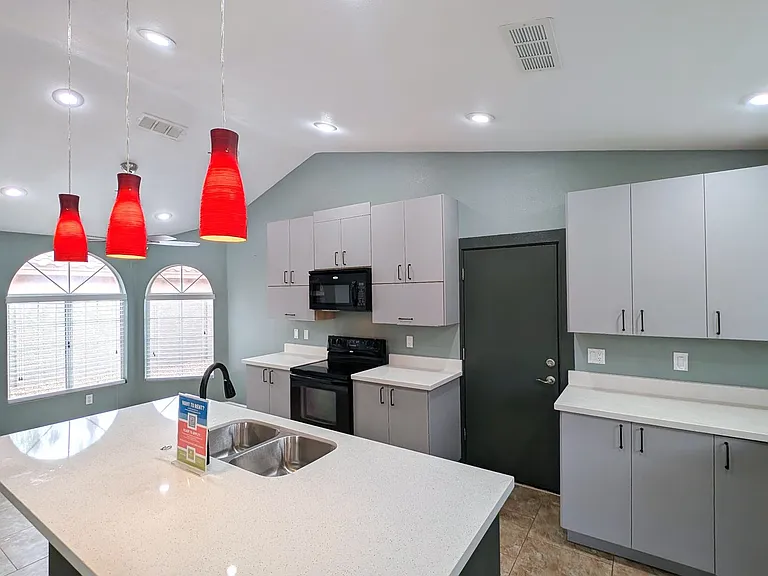 143 S Willow Creek St — Photo 11