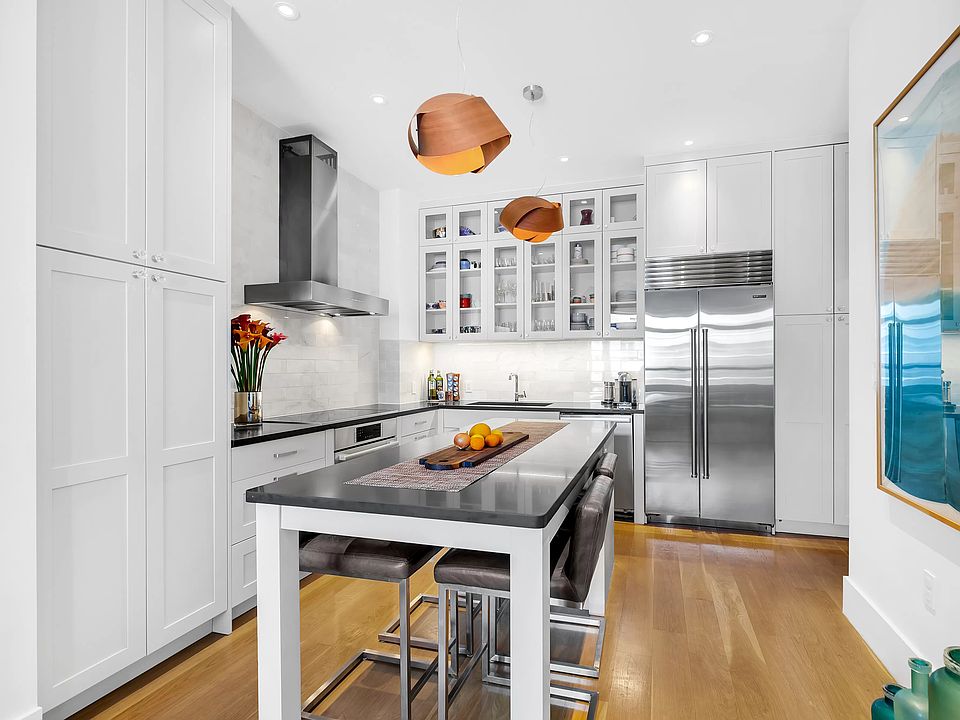 1st image of 140 W 69th St #112