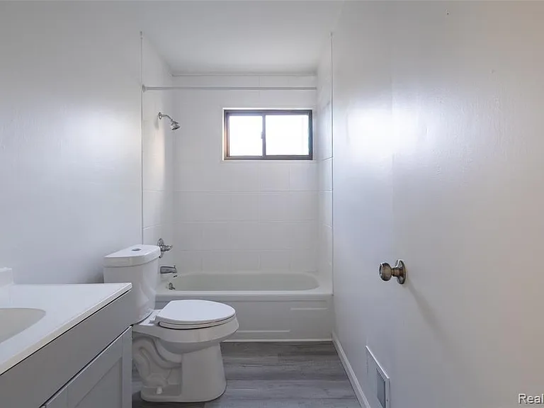 8095 Syracuse St — Photo 26