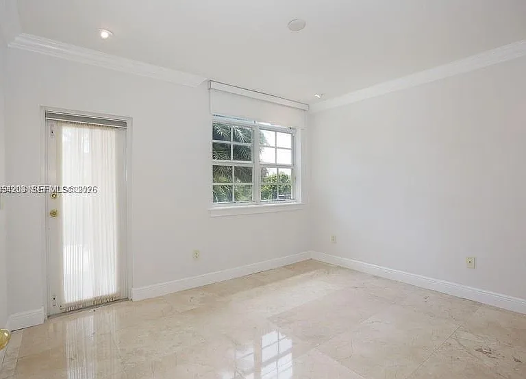 592 Fernwood Rd #B — Photo 17