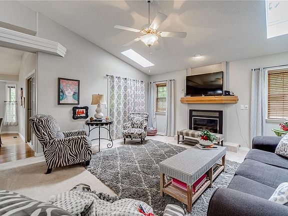 5th image of 9 Camelford Ln