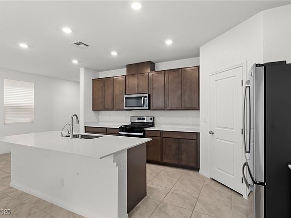 5th image of 8974 Lucky Crest St