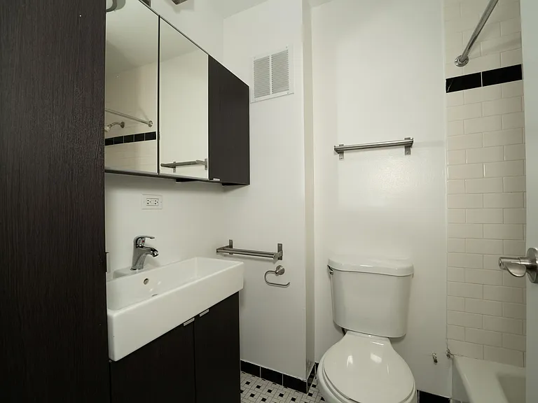 20 E. Scott Street — Photo 27