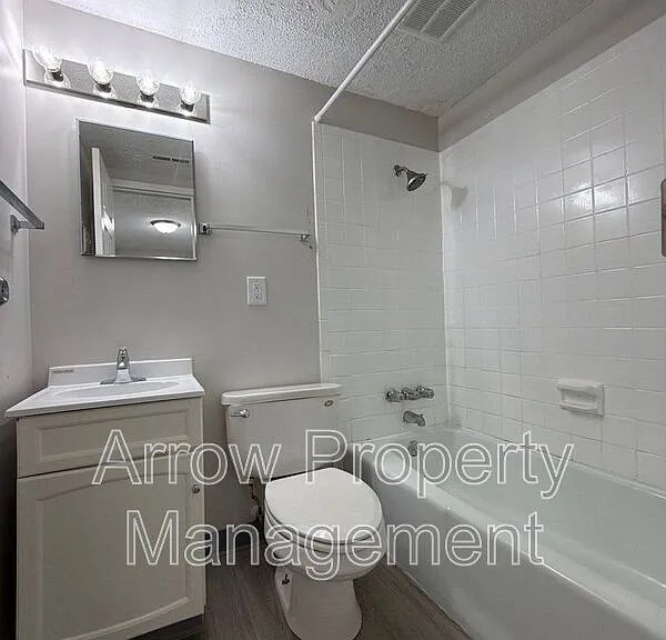 1111 E St #10 — Photo 7