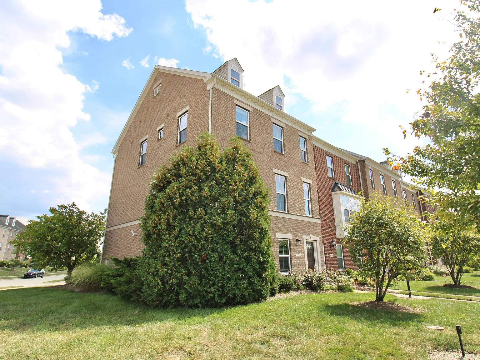 3 bed, 2112 sqft, $3,100 — Photo 2