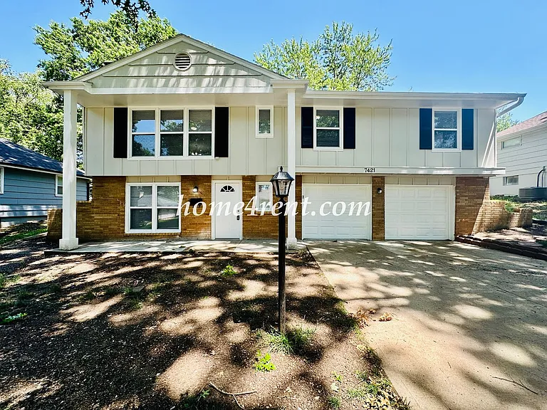 7421 Hardy Ave — Photo 1