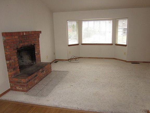4th image of 6825 67th Pl NE