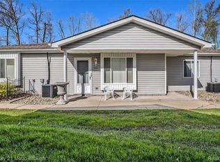 9552 Parkwood Dr, Grand Blanc, MI 48439