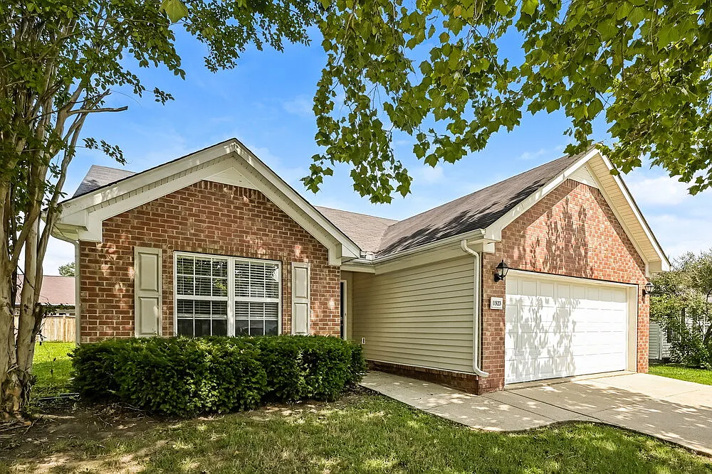 3 bed, 2.0 bath, 1279 sqft, $2,010 — Photo 3