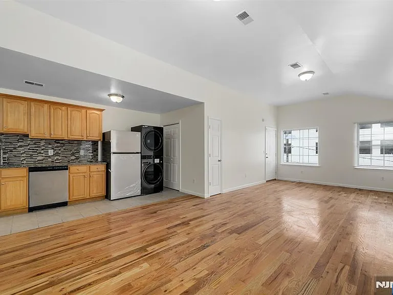 45 Orient Ave — Photo 6