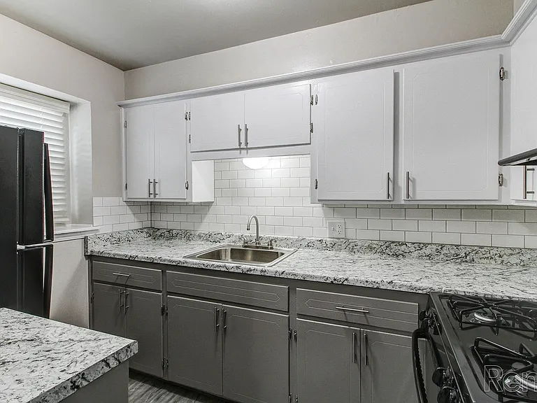 Yukon Heights Apartments — Photo 32