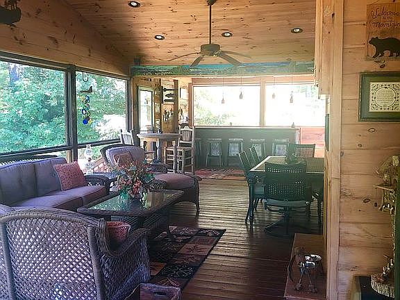 Screened in porch w/bar