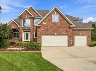 2775 Ginger Woods Dr, Aurora, IL 60502