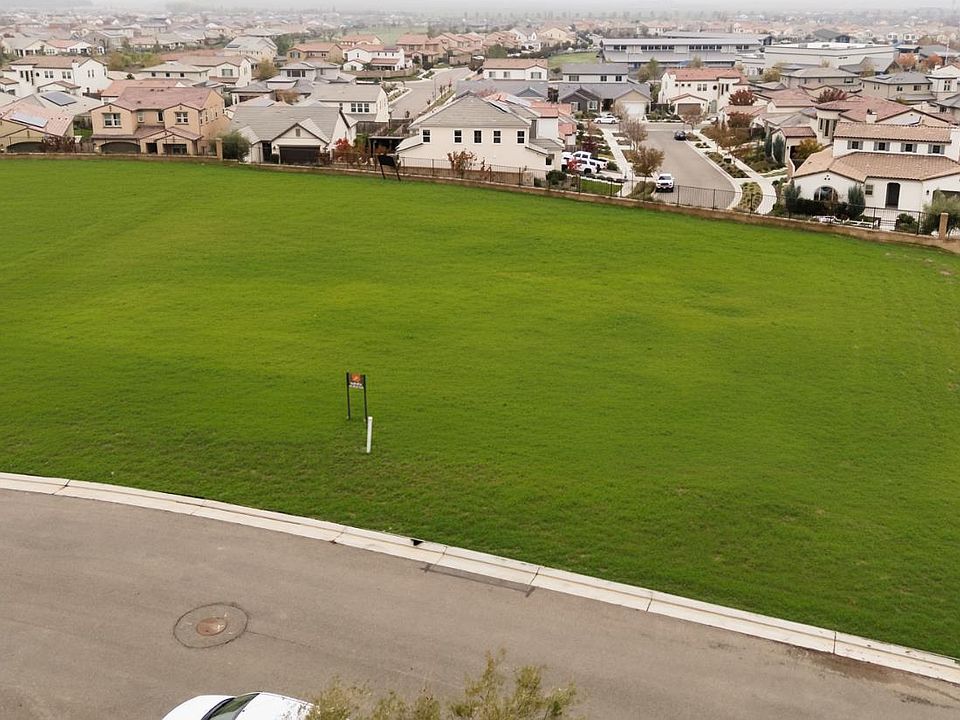 2nd image of 902 Terrace Pl