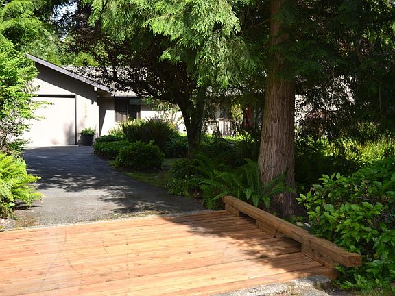 Welcome! Front entry way, sweeping circular driveway.