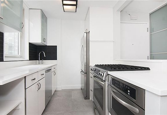 5th image of 322 W 57th St APT 18G