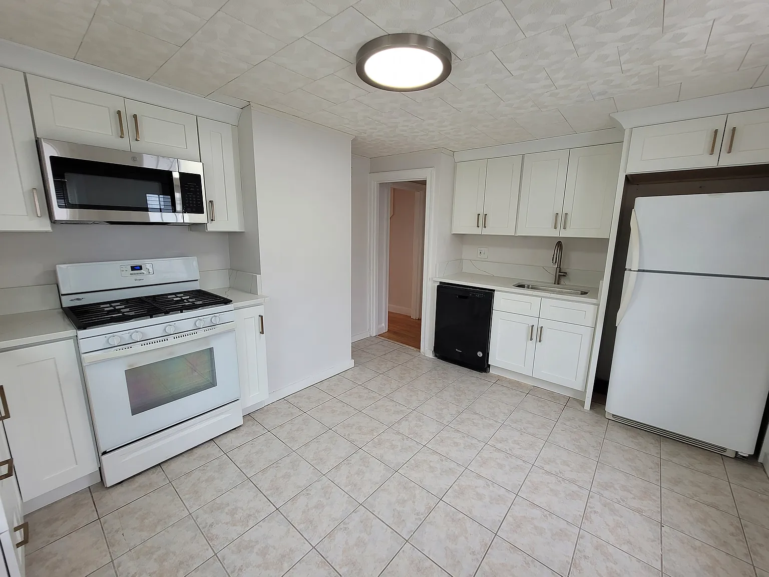 4 bed, 1344 sqft, $3,950 — Photo 4