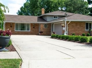 1139 N Skyline Dr, Seven Hills, OH