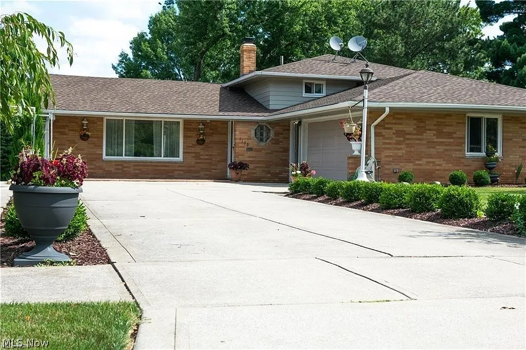 1139 N Skyline Dr photo 1